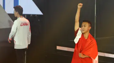 Pemain Indonesia, Sumarandak Ridel alias BenZerRidel (kanan) mengepalkan tangan saat berhasil meraih medali emas di nomor Clash Royale eSports Asian Games 2018 di Britama Arena Jakarta, Senin (27/8). (ANTARA FOTO/INASGOC/Ady Sesotya)