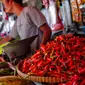 Cabai rawit dijual di Pasar Kebayoran, Jakarta, Selasa (7/3/2023). Harga cabai rawit merah di DKI Jakarta terpantau naik sudah menembus Rp 100 ribu per kilogram. (Liputan6.com/Angga Yuniar)