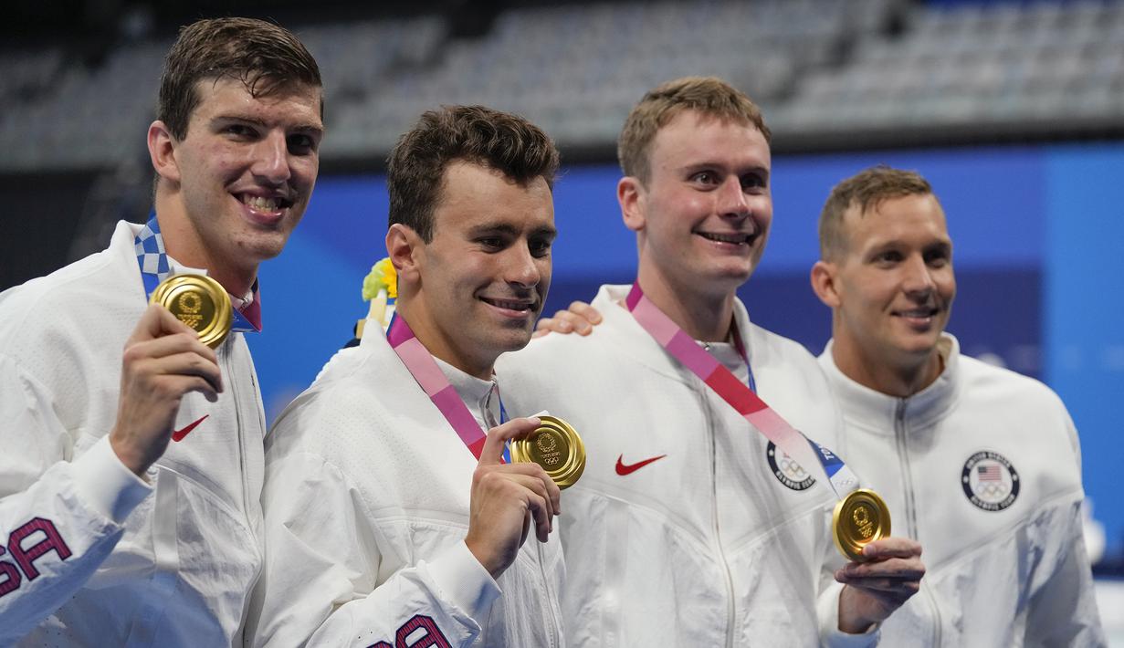 Dari nomor beregu, Caeleb Dressel (kanan) dan rekan-rekan meraih medali emas pada nomor estafet 4x100 meter gaya bebas dan estafet 4x100 meter gaya ganti. Untuk nomor 4x100 meter gaya ganti, mereka berhasil memecahkan rekor dunia. (Foto: AP/Petr David Josek)