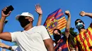 Suporter saat protes di depan kantor Barcelona, Rabu (26/8/2020). Dalam aksi tersebut fans meminta Lionel Messi bertahan dan menuntut Josep Maria Bartomeu mundur dari jabatannya. (AFP/Pau Barrena)