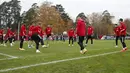 Para pemain Lokomotiv Moskow saat mengikuti latihan tim di Bakovka di luar Moskow (26/10/2020). Lokomotiv Moskow akan bertanding melawan wakil Jerman, Bayern Munchen pada grup A Liga Champions. (AFP/Pool/Maxim Shipenkov)