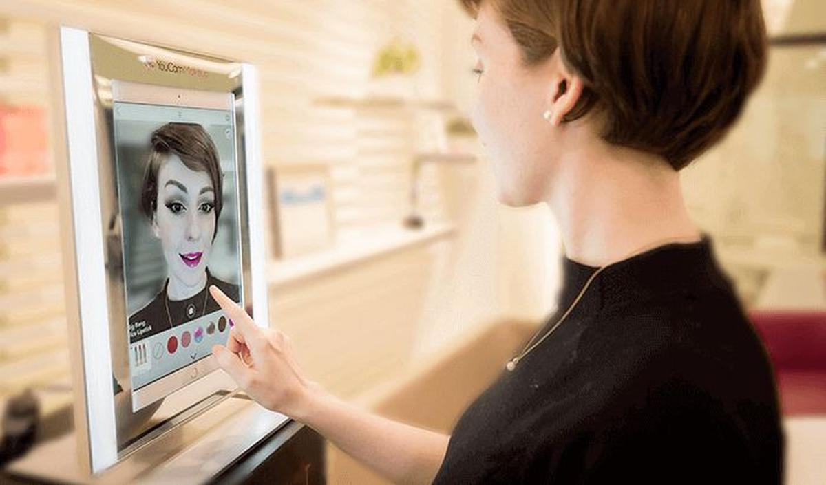 Teknologi pendeteksi AI seperti AI Face Analyzer dan AI Shade Finder digunakan untuk memberikan rekomendasi yang dipersonalisasi.
