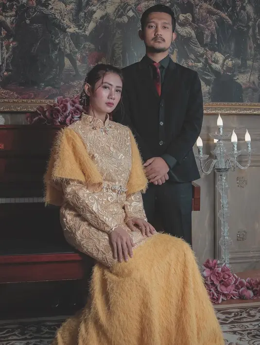 Tom Liwafa dan sang istri kerap melakukan pemotretan bersama dengan berbagai tema. Pemotretan keduanya kali ini tampak elegan bak bangsawan. Delta hesti terlihat cantik dengan dress bernuansa emas. Sementara Tom Liwafa tampak gagah dengan setelan jas berwarna hitam. (Liputan6.com/IG/@deltahesti)