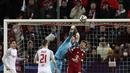 Kiper RB Salzburg Philipp Koehn melakukan penyelamatan di depan penyerang Bayern Munchen Thomas Mueller dalam leg pertama 16 besar Liga Champions di Red Bull Arena, Kamis dini hari WIB (17/2/2022). Munchen meraih hasil imbang 1-1 saat bertandang ke markas RB Salzburg. (AP Photo/Alexandra Beier)