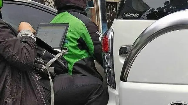 6 Potret Orang Mengerjakan Tugas di Tempat Tak Biasa Ini Bikin Tepuk Jidat