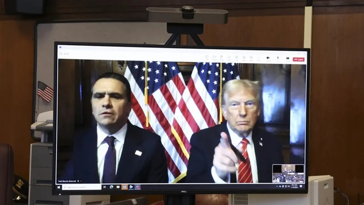 Presiden terpilih Amerika Serikat Donald Trump didampingi pengacaranya Todd Blanche hadir secara virtual dalam sidang vonis kasus suap di Pengadilan Pidana New York, Jumat (10/1/2025).