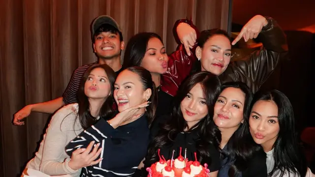 Fuji An saat mendapatkan kejutan ulang tahun dari sahabat dan kakaknya. [@fuji_an]