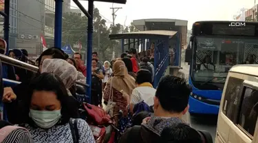 Hari ini terjadi penumpukan penumpang TransJakarta di Koridor 13. Akibatnya menjadi perbincangan warganet.