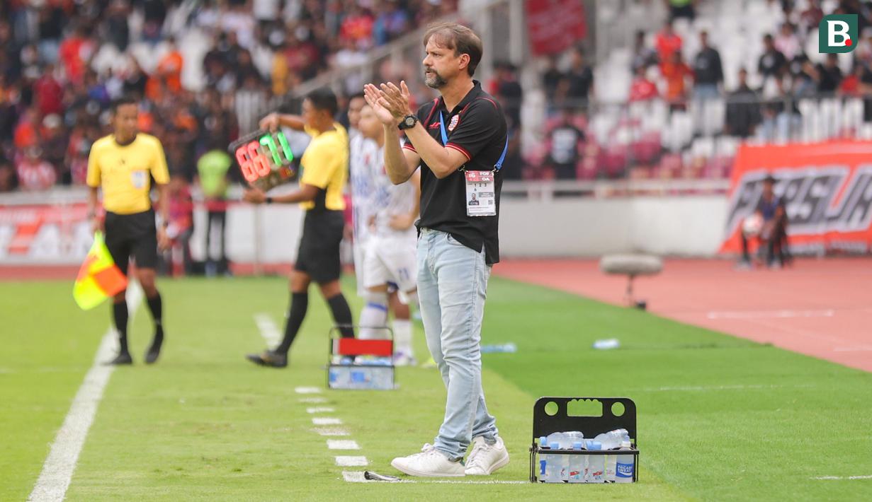 Pelatih kepala Persija Jakarta, Maurício Souza memberikan arahan kepada pemainnnya dalam laga lanjutan BRI Super League 2025/2026 melawan Persijap di Stadion Utama Gelora Bung Karno (SUGBK), Senayan, Jakarta, Sabtu (03/01/2025). (Bola.com/Abdul Aziz)