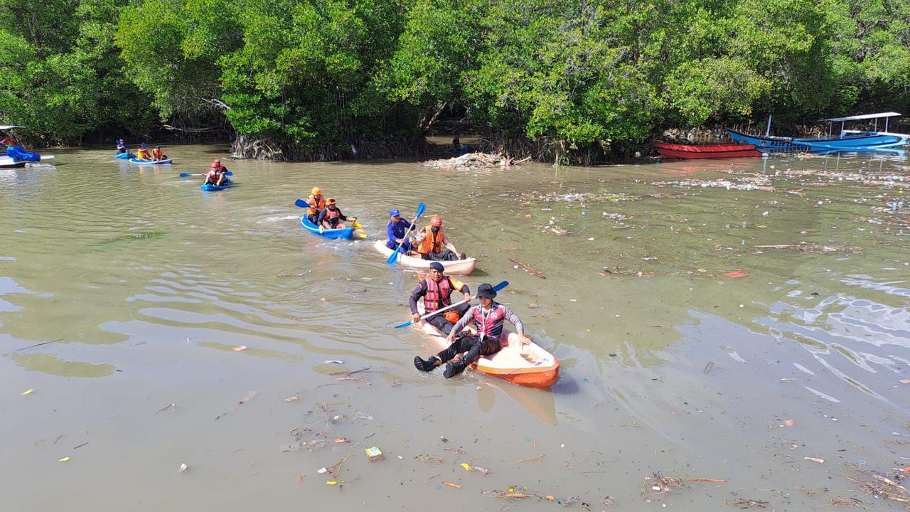 Tim SAR gabungan melakukan evakuasi kepada korban banjir Bali, Kamis (11/9)