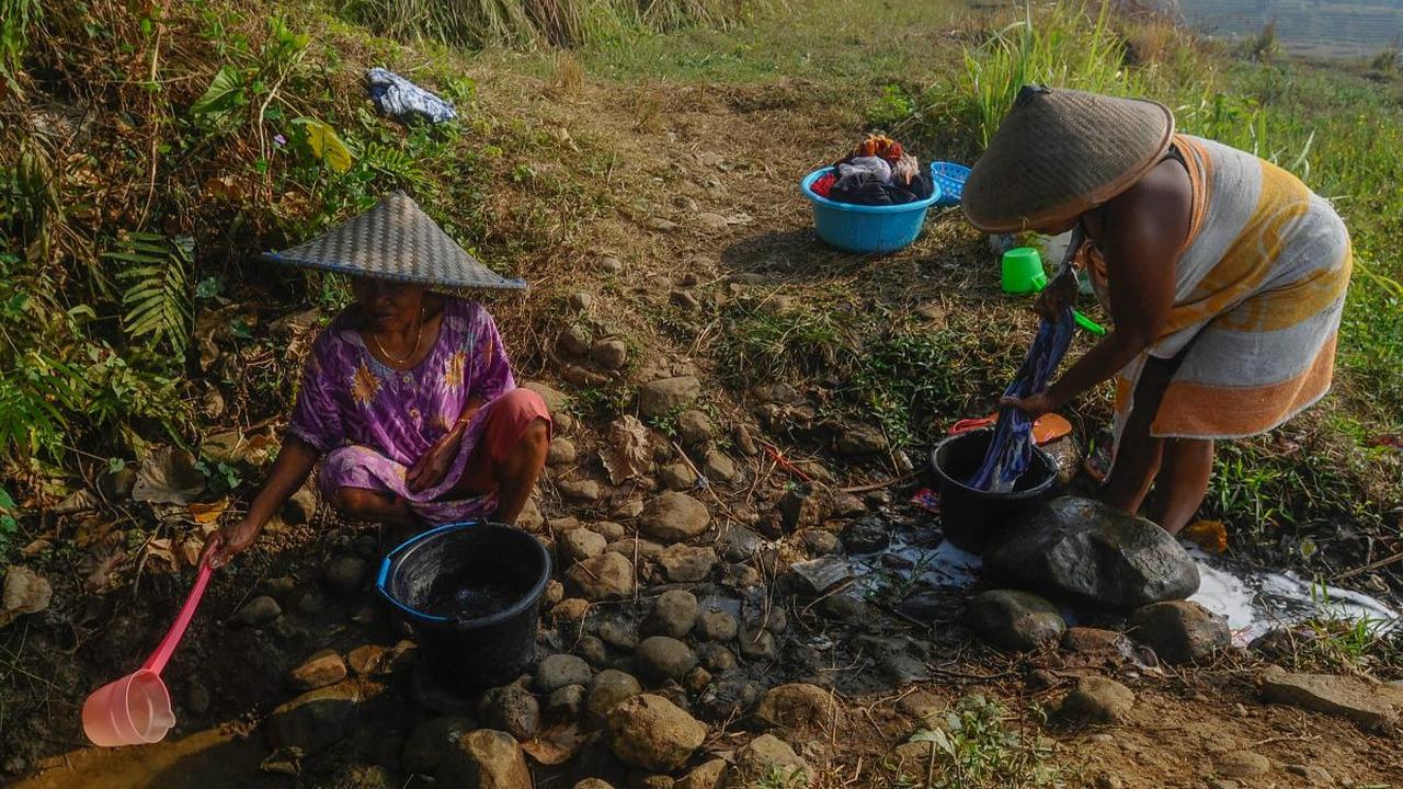 Tak hanya untuk di konsumsi, sumber air yang mirip kubangan itu juga digabung sebagai tempat untuk mencuci baju masyarakat di sana.