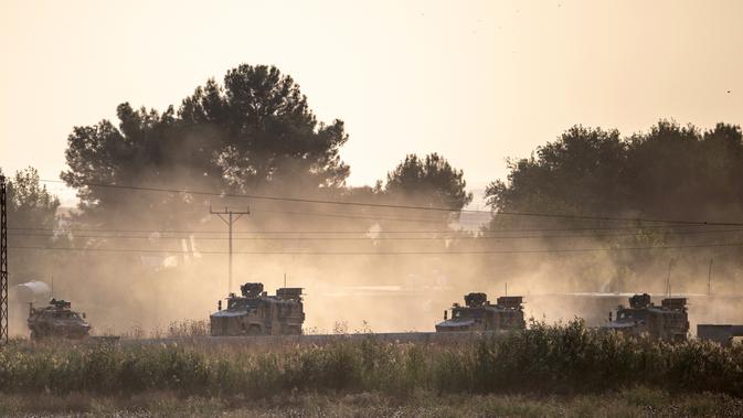 Kendaraan militer Turki melaju menuju perbatasan Suriah dekat Akcakale di Provinsi Sanliurfa, Turki, Rabu (9/10/2019). Presiden Turki Recep Tayyip Erdogan menamakan tindakan militer ini sebagai 'Operation Peace Spring'. (BULENT KILIC/AFP)