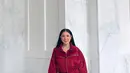Nindy Ayunda tampil elegan dan stylish mengenakan wrap dress merah dengan aksen fringe di bagian bawahnya. Dress-nya kemudian dipadukan dengan tas jinjing warna hijau yang kontras dengan penampilannya. [IG/@nindyayunda].