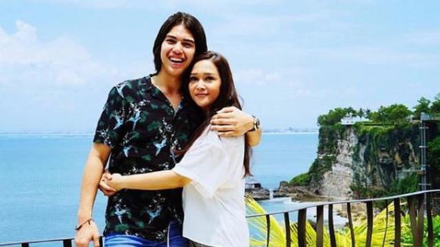 Ulang Tahun Ke 19 Doa Dan Pelukan Maia Estianty Pada El Rumi News Entertainment Fimela Com