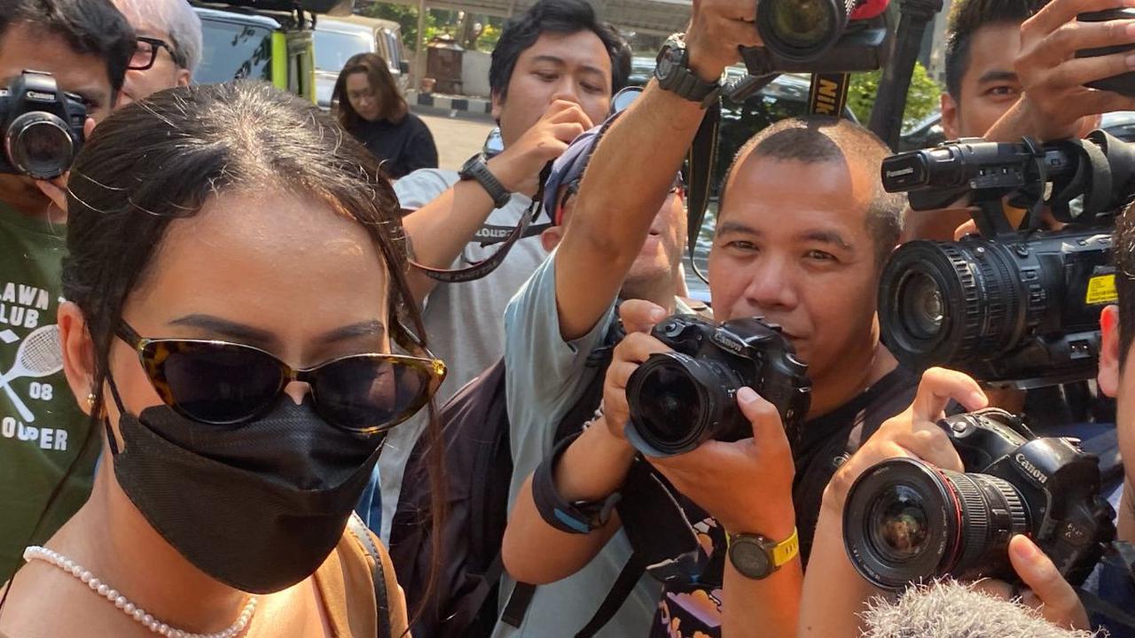 Berdasarkan pantauan merdeka.com, Siskaeee datang ke gedung Ditreskrimsus Polda Metro Jaya sekitar pukul 09.55 WIB, dengan didampingi dua orang saudara dan temannya.