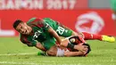 Pemain Maroko, Aziz Bouhaddouz (kiri) dan pemain Mesir Tarek Hamed bereaksi setelah bertabrakan saat laga perempat final Piala Afrika 2017 di Port-Gentil pada 29 Januari 2017. (AFP PHOTO / Justin Tallis)