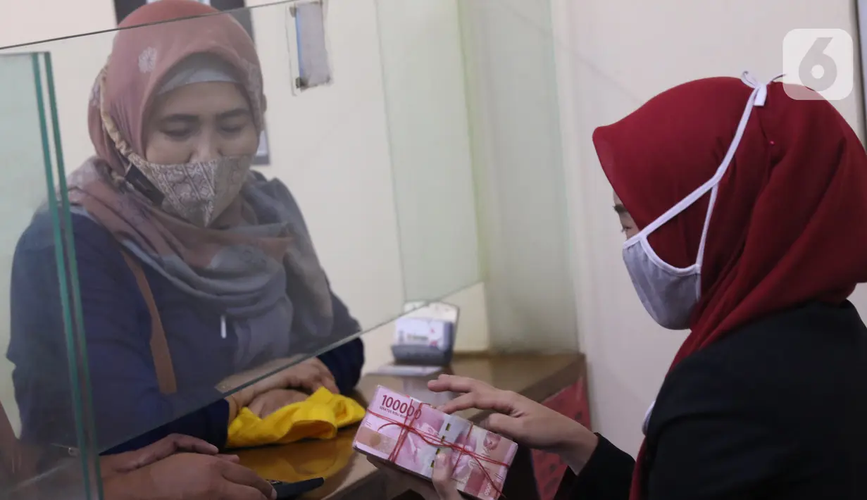 Petugas melayani nasabah di penukaran uang di Jakarta, Senin (9/11/2020). Menjelang siang, rupiah terus menguat ke level 14.145 per dolar AS. (Liputan6.com/Angga Yuniar)
