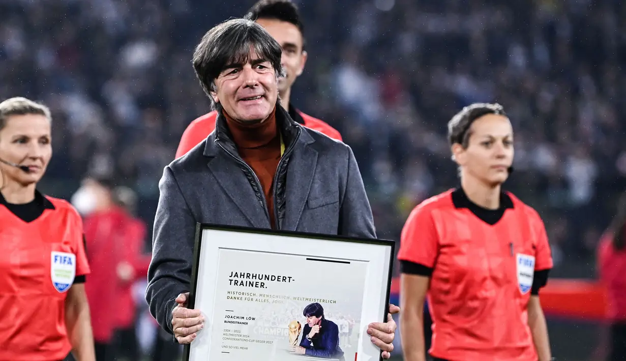 Joachim Loew. Pelatih berusia 61 tahun ini resmi menganggur usai mundur dari Timnas Jerman setelah disingkirkan Inggris di perempatfinal Euro 2020 lalu. Di samping pengalaman 15 tahun bersama Tim Panser, ia juga pernah membesut beberapa klub di Eropa sejak 1996 hingga 2004. (AFP/Pool/Markus Gilliar)