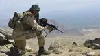 Gerakan perlawanan Afghanistan dan pasukan pemberontak anti-Taliban ambil posisi saat patroli di puncak bukit di daerah Darband, Distrik Anaba, Provinsi Panjshir, 1 September 2021. Panjshir terkenal dengan pertahanan alami yang tak pernah ditembus pasukan Soviet atau Taliban. (AHMAD SAHEL ARMAN/AFP)