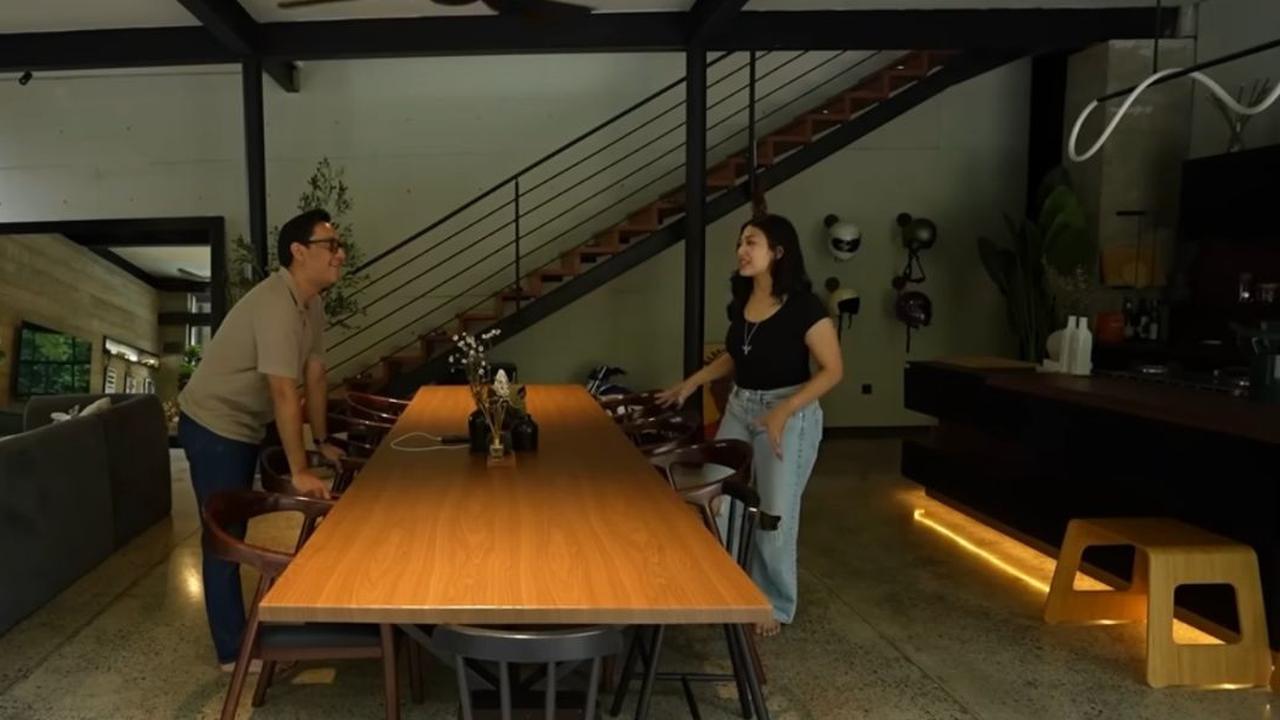 Potret Dapur di Rumah Nabila Putri, Minimalis Padukan Nuansa Hitam dengan Unsur Kayu yang Homey Sekali