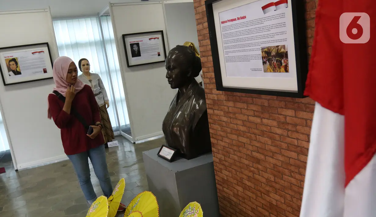 Pengunjung melihat diorama sejarah pahlawan prempuan di Museum Kebangkitan Nasional, Jakarta, Minggu (22/12/2019). Pameran ini dalam rangka memperingati Hari Ibu yang berlangsung dari 22 desember 2019 - 22 januari 2020. (Liputan6.com/Herman Zakharia)