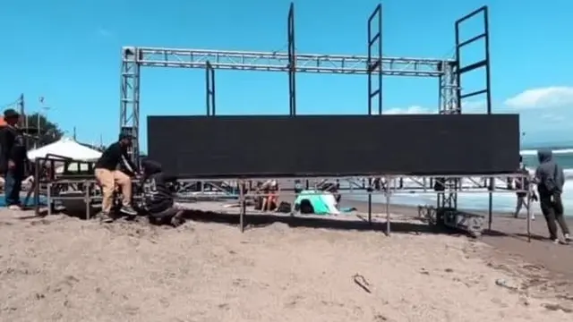 Lola Amaria menyelenggarakan Nonton Bersama (Nobar) film Labuan Hati pada Jumat (19/8/2022) di Pantai Batu Bolong, Canggu, Bali.