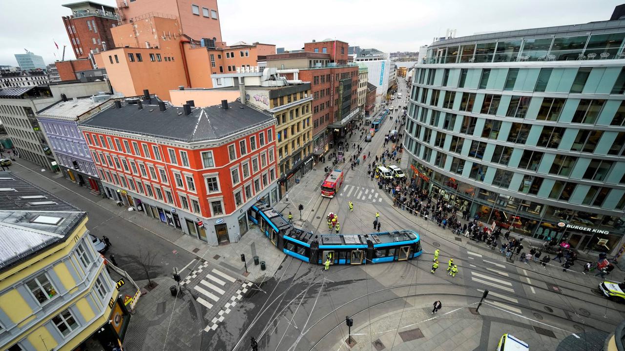 Trem tergelincir dan tabrak toko di Oslo