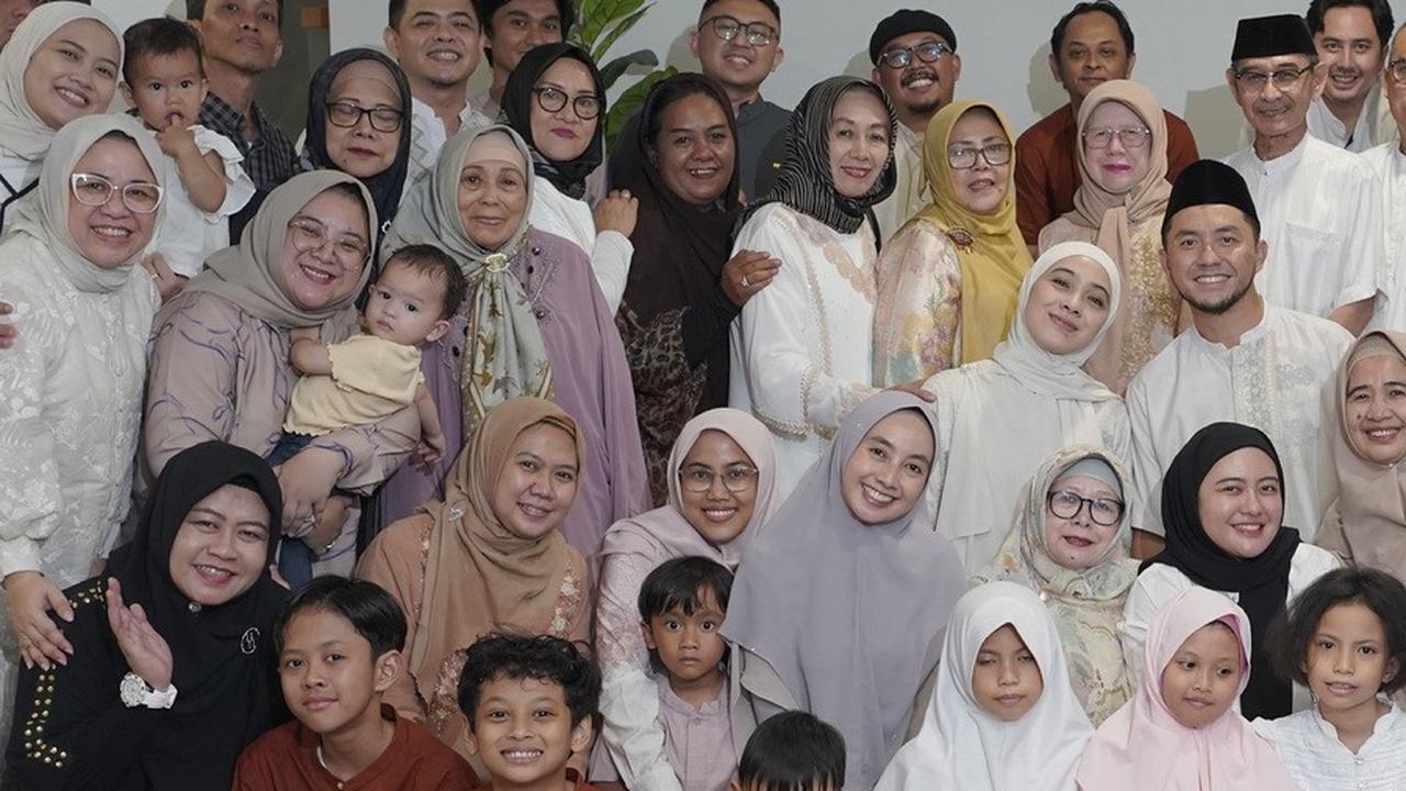 Berangkat Haji, 9 Potret Ananda Omesh Pamitan Kepada Keluarga & Sahabat Sebelum Bertolak ke Tanah Suci - Penuh Haru