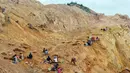 Sejumlah warga menambang emas di sebuah situs penambangan di kota Betare Oya, Kamerun (4/4).  (AFP Photo/Reinnier Kaze)