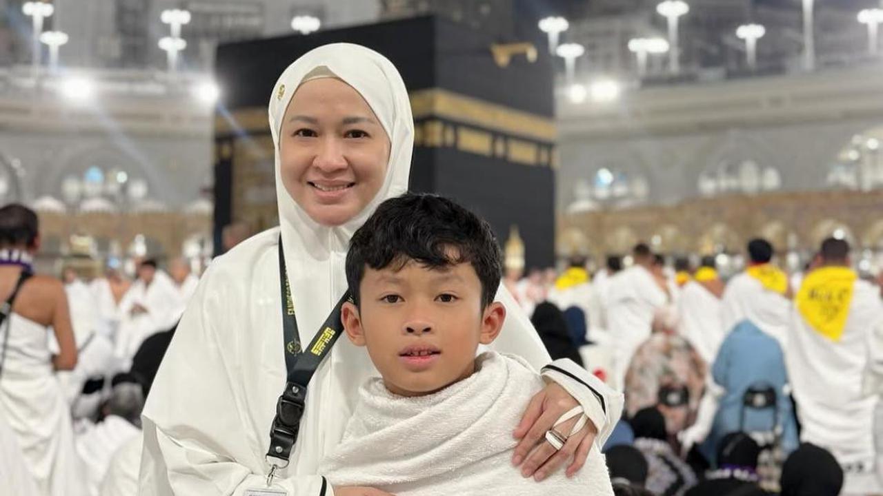 7 Potret Miro Materazzi, Anak Okie Agustina dan Gunawan Dwi Cahyo, Jalani Umrah Bersama Sang Ibu