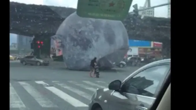 Angin Topan Jatuhkan 'Bulan' di Cina