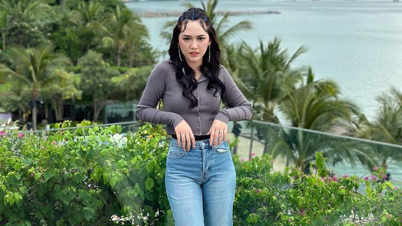 Berfoto Dengan Latar Pemandangan Pantai