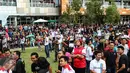 Sejumlah pengunjung memadati arena acara Nonton Bareng F1 GP Australia 2016 Pertamina di Mall Bintaro Xchange, Tangerang Selatan, Minggu (20/3). Acara tersebut terbuka untuk umum, termasuk fans Rio Haryanto. (Liputan6.com/Fery Pradolo)