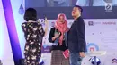 Indiepreneur Panjdi Pragiwaksono foto bersama peserta selama acara Emtek Goes To Campus 2018 di Universitas Negeri Semarang (UNNES), Semarang, Kamis (19/7). Panjdi Pragiwaksono membagi ilmu dan pengalamannya di EGTC 2018. (Liputan6.com/Herman Zakharia)