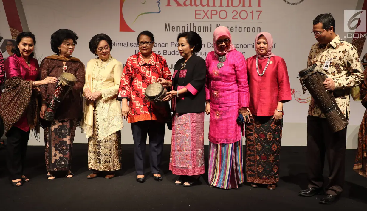 Menteri Pemberdayaan Perempuan dan Perlindungan Anak, Yohana Yembise membuka pameran Katumbiri Expo 2017 di JCC, Jakarta, Rabu (6/12). Acara ini diselenggarakan sejak tahun 2011. (Liputan6.com/Angga Yuniar)