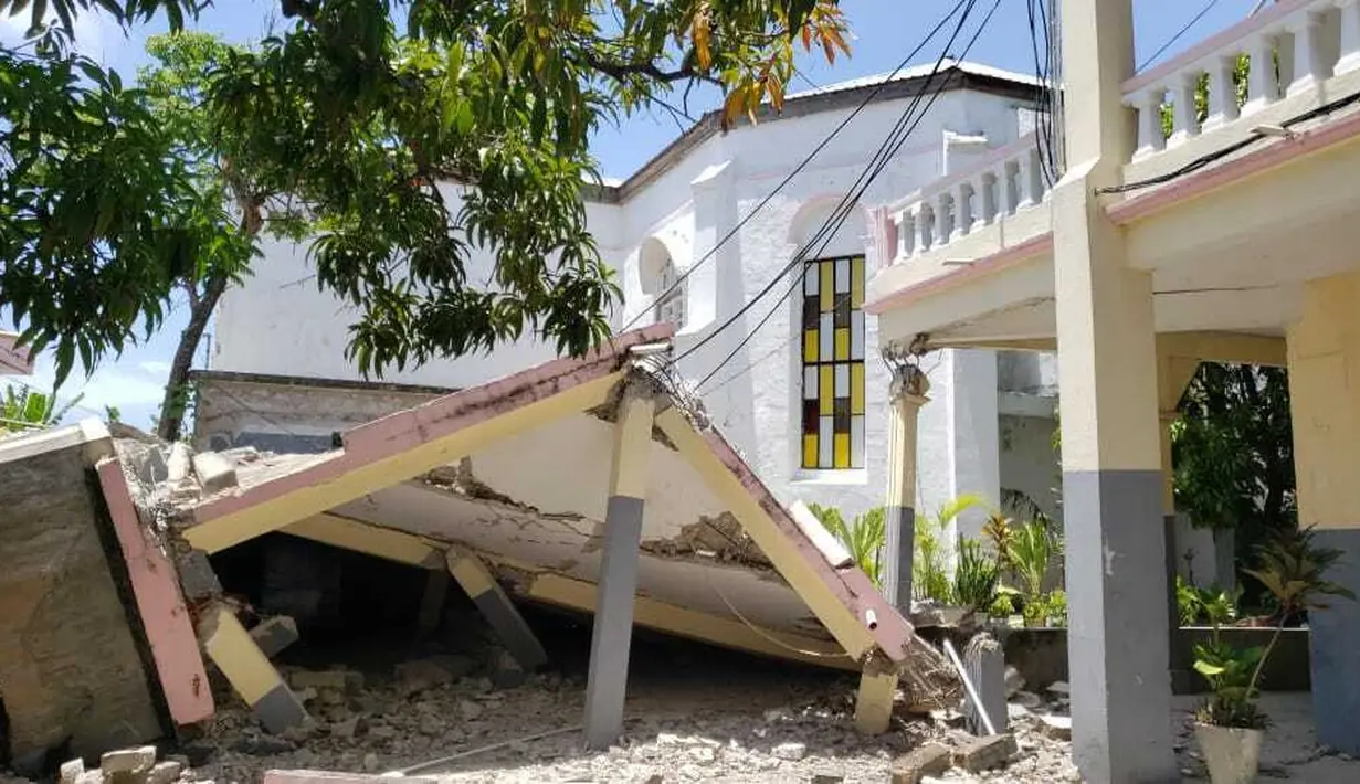 Gereja Hati Kudus rusak setelah gempa bumi di Les Cayes, Haiti, Sabtu (14/8/2021). Wilayah Negara Haiti diguncang gempa berkekuatan magnitudo 7,1 pada Sabtu, 14 Agustus 2021 pukul 08.29.10 waktu setempat yang menewaskan lebih dari 300 jiwa. (AP Photo/Delot Jean)