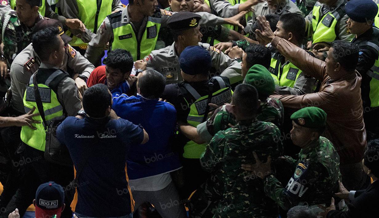 Melihat Agus Setia diamankan pihak berwajib, sejumlah ofisial tim Kalimantan Selatan langsung masuk ke arena dan menimbulkan bentrokan. (Bola.com/Vitalis Yogi Trisna)
