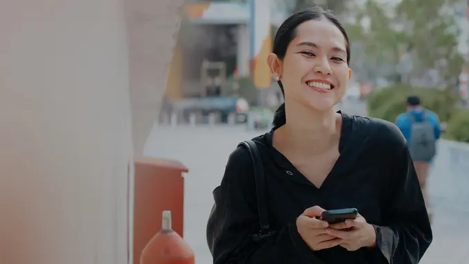 wanita november senyum bahagia