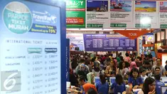 Pengunjung saat berkunjung ke pameran Garuda Travel Fair (GATF) di JCC Senayan, Jakarta, Jumat (10/3). GATF 2017 berlangsung 10-12 Maret 2017, GATF kali ini (digelar) kesembilan kalinya. (Liputan6.com/Angga Yuniar)