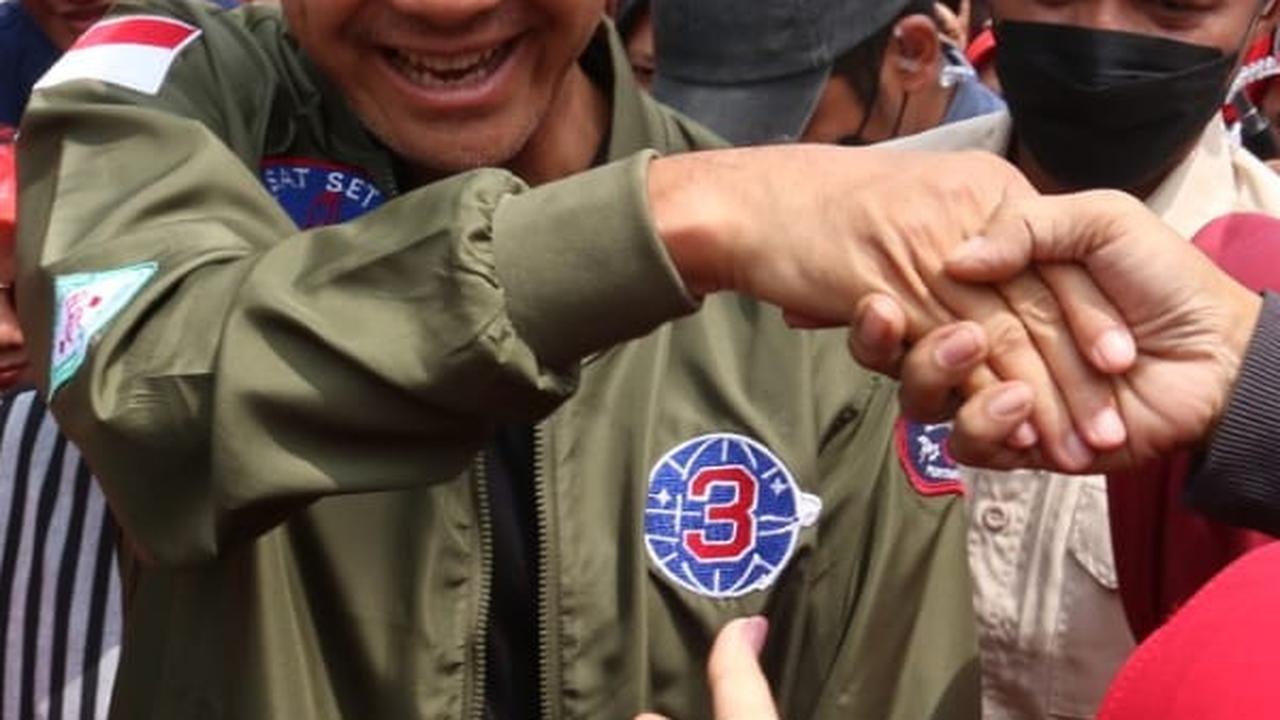 Dalam kunjungannya yang disambut dengan antusias warga, Ganjar tidak hanya melihat secara langsung kegiatan para pekerja, tetapi juga mencoba membuat bulu mata palsu sendiri.<br>