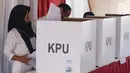 Warga saat menggunakan hak pilihnya pada Pemilu 2019 di TPS 041 Kampung Curug, Desa Bojong Koneng, Babakan Madang, Kabupaten Bogor, Jawa Barat, Rabu (17/4). (Liputan6.com/Helmi Fithriansyah)