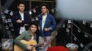 Pemain Band The Overtunes berpose seusai pembuatan video klip di Jakarta, Rabu (16/12). Album The Overtunes berjudul selamanya, dijadikan official soundtrack film Ngenest Movie dengan lagu Mungkin dan Ku Ingin Kau Tahu. (Liputan6.com/Herman Zakharia)
