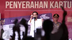 Presiden Joko Widodo (Jokowi) memberikan pertanyaan kepada siswa yang hadir usai membagikan Kartu Indonesia Pintar di SMPN 2, Ambon, Maluku, (8/2). (Liputan6.com/Faizal Fanani)