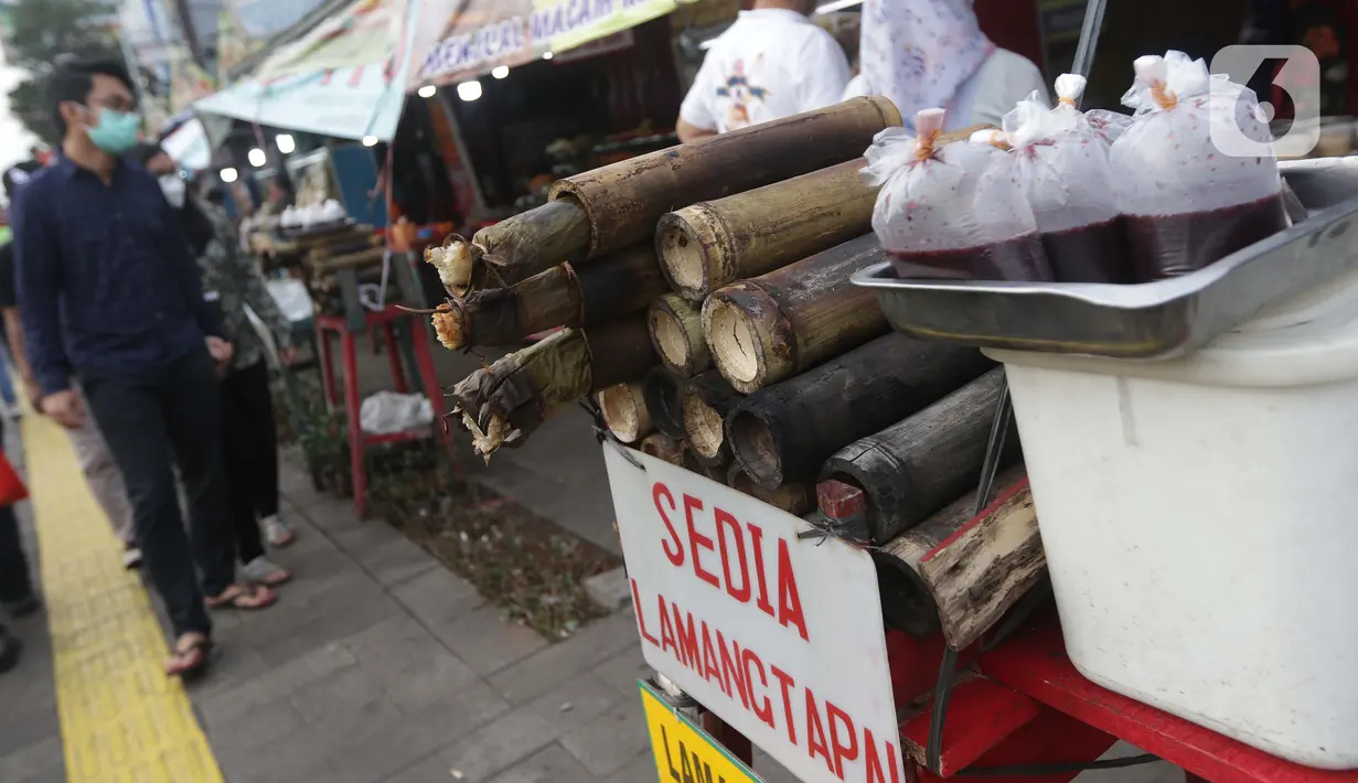 Lemang, makanan favorit khas Sumatera Barat yang dijajakan di kawasan Food Street Kramat, Jakarta, Jumat (30/4/2021). Kawasan yang menjual beragam menu makanan khas Sumatera Barat selalu ramai dikunjungi pecinta kuliner terutama jelang waktu berbuka puasa. (Liputan6.com/Helmi Fithriansyah)