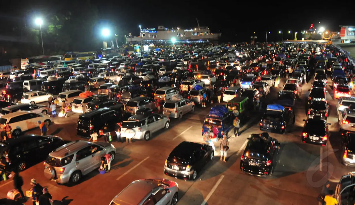 Ribuan kendaraan roda empat padati Pelabuhan Merak dini hari tadi jelang H-3 lebaran, Banten, Kamis, (25/7/14), (Liputan6.com/ Johan Tallo)