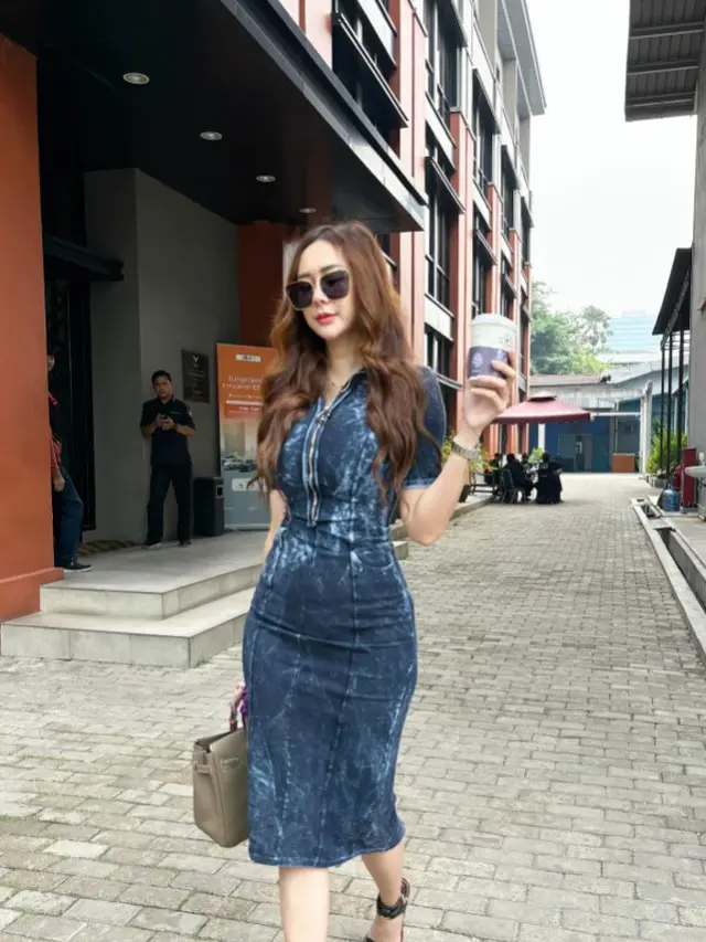 Potret Aura Kasih dengan Bodycon Dress