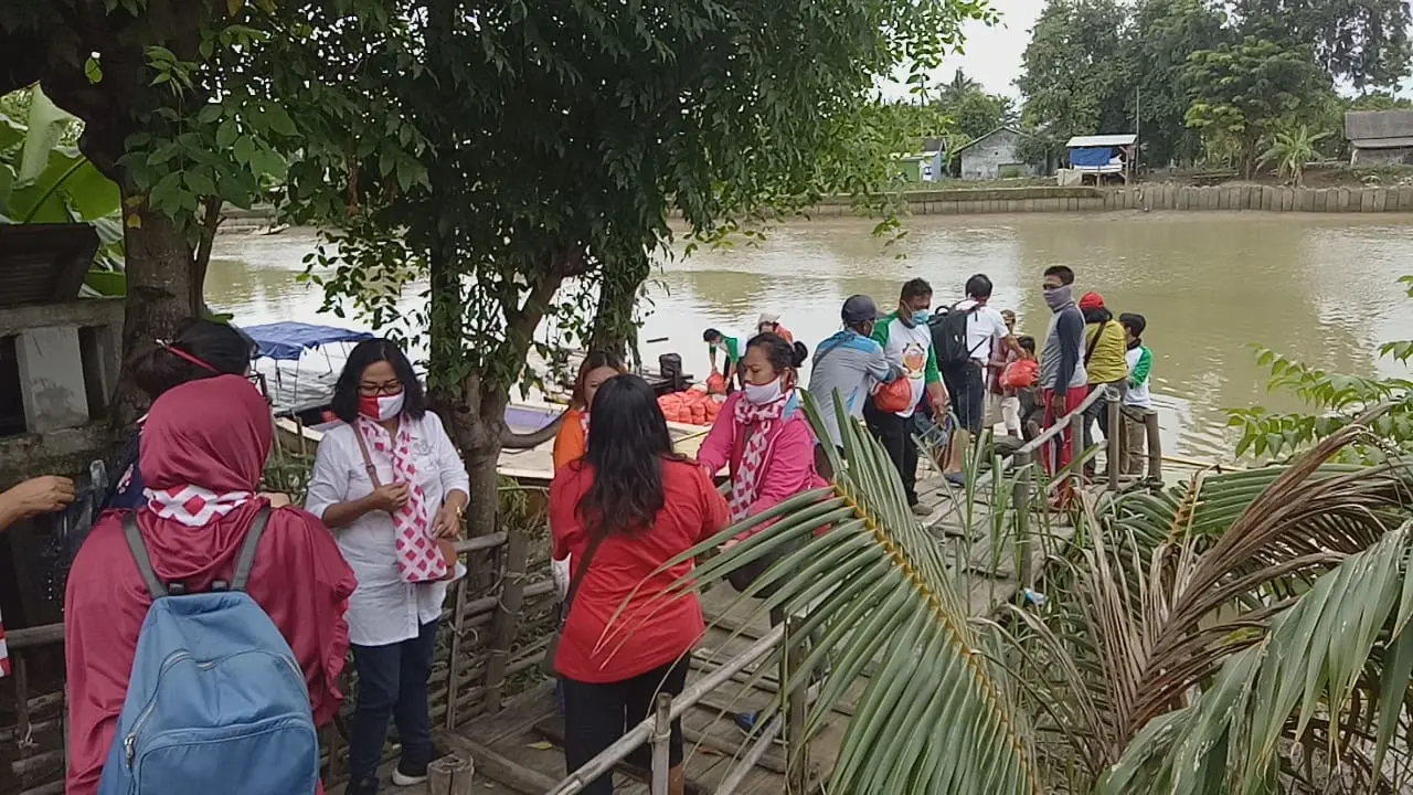 Relawan Solmet membagikan paket sembako di sejumlah titik wilayah Bekasi.