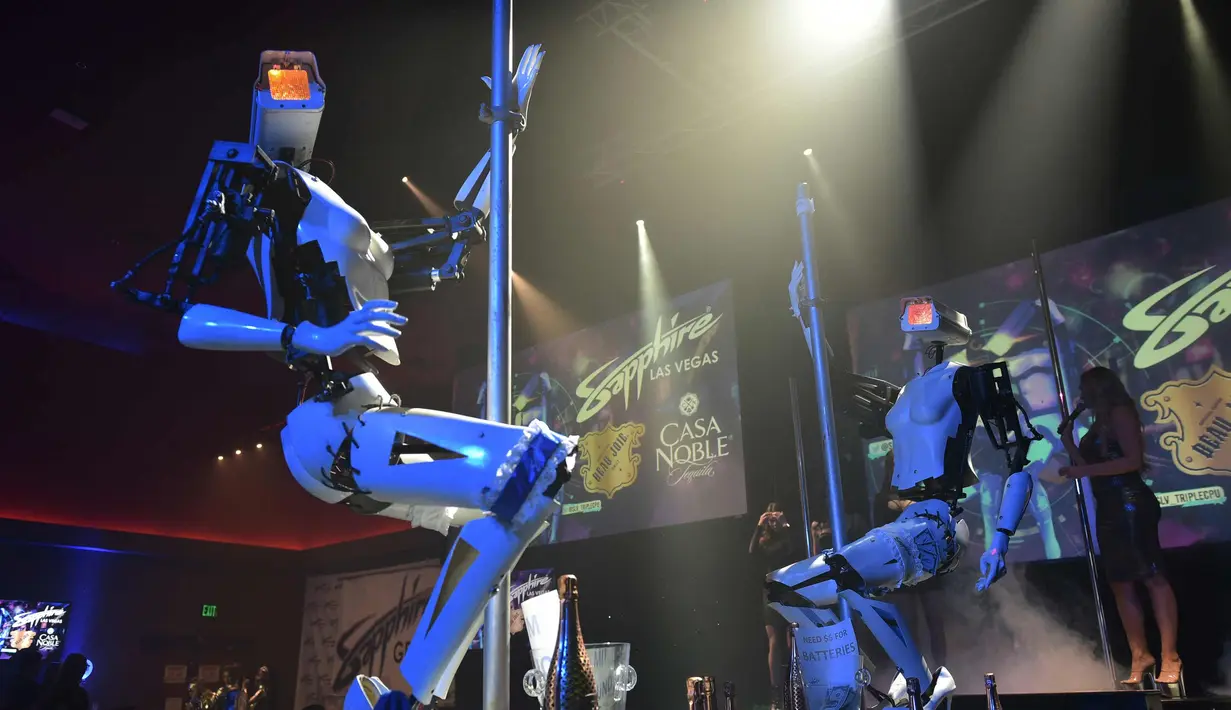 Dua robot menari striptis di Sapphire Gentlemen's Club di CES 2018 di Las Vegas, AS (8/1). Seperti layaknya manusia, ternyata robot-robot ini bisa menari striptis. (AFP Photo/Mandel Ngan)