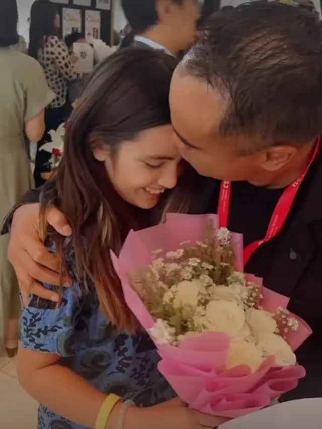 Mikhayla, anak Nia Ramadhani lulus SD (Instagram/ramadhaniabakrie)