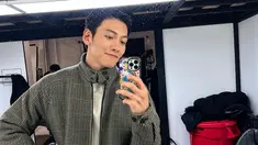 Berusia 35 tahun, pesona lawan main Yoona dalam drama Korea K2 ini tidak luntur. Meski usianya sudah menginjak kepala 3, tak dipungkiri jika Ji Chang Wook tetap terlihat awet muda. Orang Korea, khususnya pada artis Negeri Ginseng itu memang dikenal dengan pesona awet mudanya, tak terkecuali dengan Ji Chang Wook. Senyuman manis yang dipamerkannya ke kamera saat mirror selfie bikin penggemar tidak berkedip. (Liputan6.com/IG/@jichangwook)